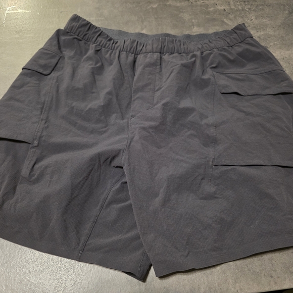 Men's Lululemon Cargo Lab black Shorts 6" Size Large - Picture 1 of 2